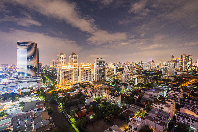 曼谷城市天际线的Saen Saep运河，新Phetchaburi路，素坤逸商业区夜景，高角度视图，泰国